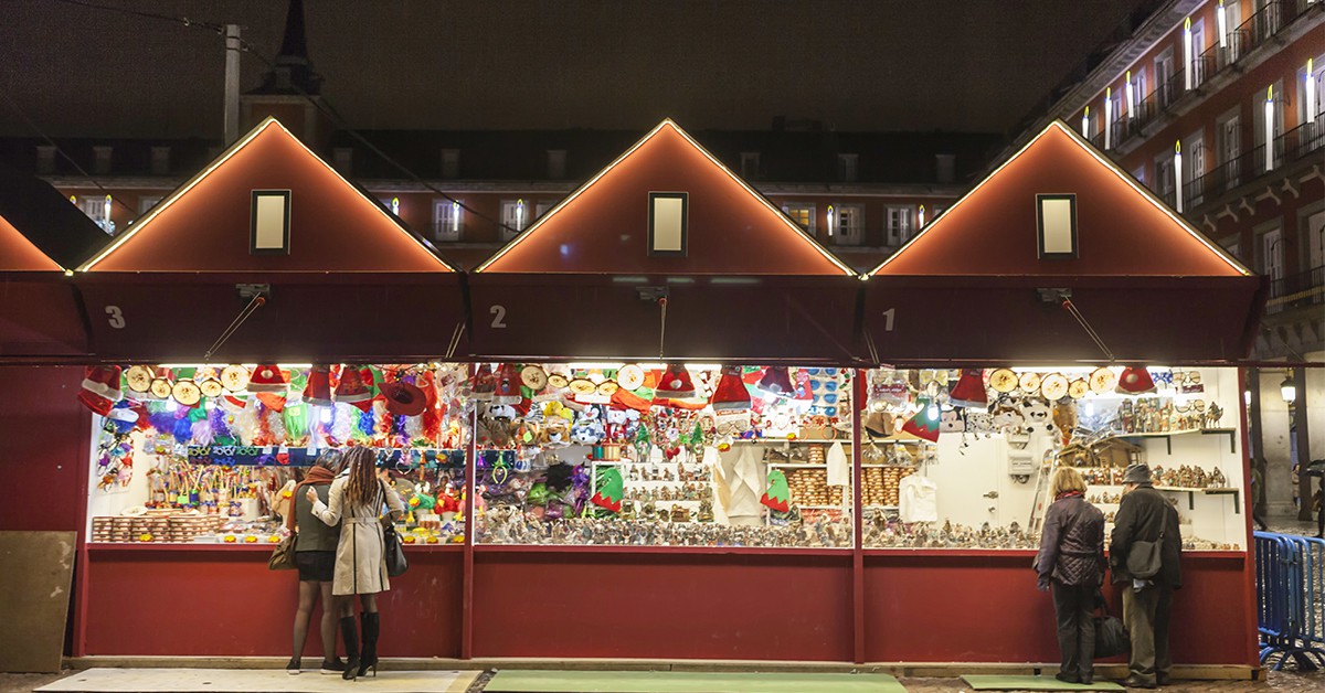 Las casetas ya iluminan la Plaza Mayor en Madrid (EsMadrid)