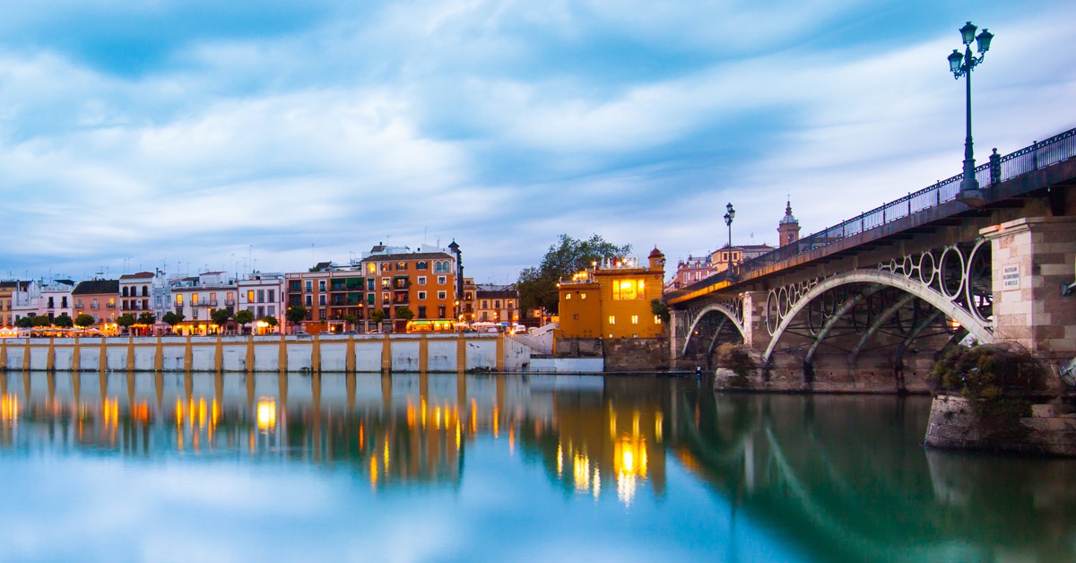 El reflejo de la luz en el Guadalquivir es un marco perfecto para declararse (iStock)
