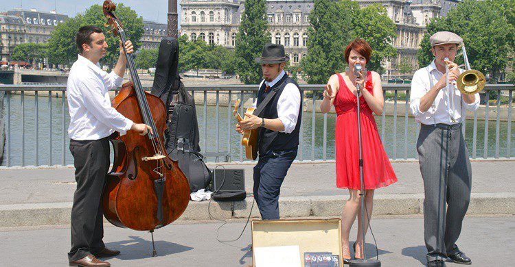 Músicos sobre el Sena. Tjs11 (iStock)