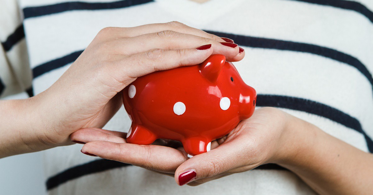 Mujer con una hucha. Tuned_In (iStock)