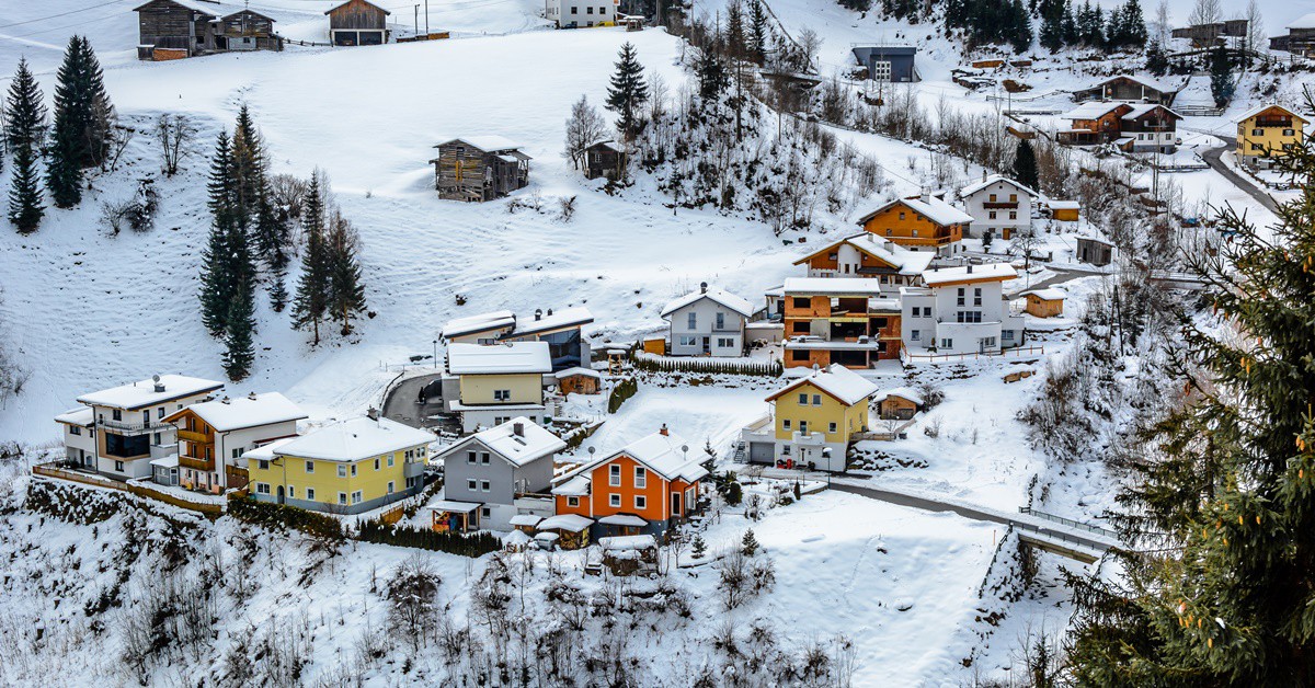 Casas tradicionales de invierno en Ischgl. Dreamer4787 (iStock)