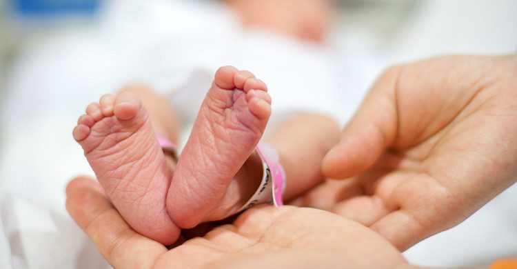 Bebé recién nacido. Studiojh (iStock)
