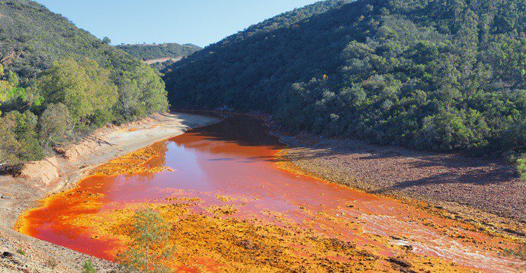 El río Tinto tiene un color especial, aunque es de Huelva. (iStock)