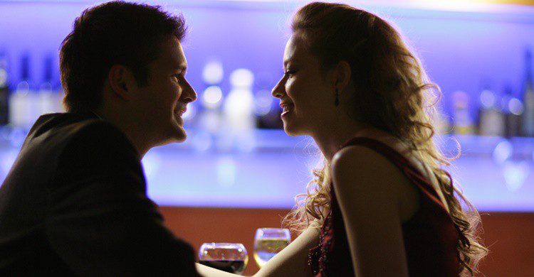 Una pareja hablando. Cgrey (iStock)