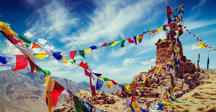 Banderas de oración en el Tíbet, una de las regiones que visitó Alexandra David-Néel. F9photos (iStock)