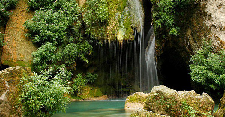Salto de agua en el nacedero (Bea.miau, Wikipedia)