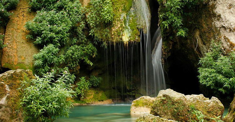 Salto de agua en el nacedero (Bea.miau, Wikipedia)