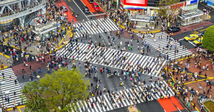 Famoso paso de peatones diagonal en Tokio. SeanPavonePhoto (iStock)