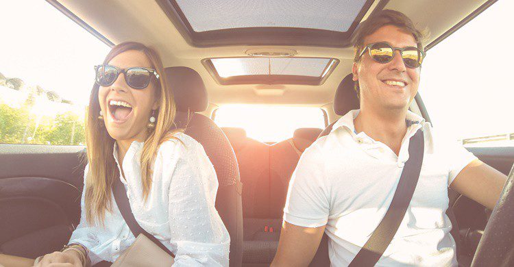 Pareja en coche. Nicsimoncini (iStock)