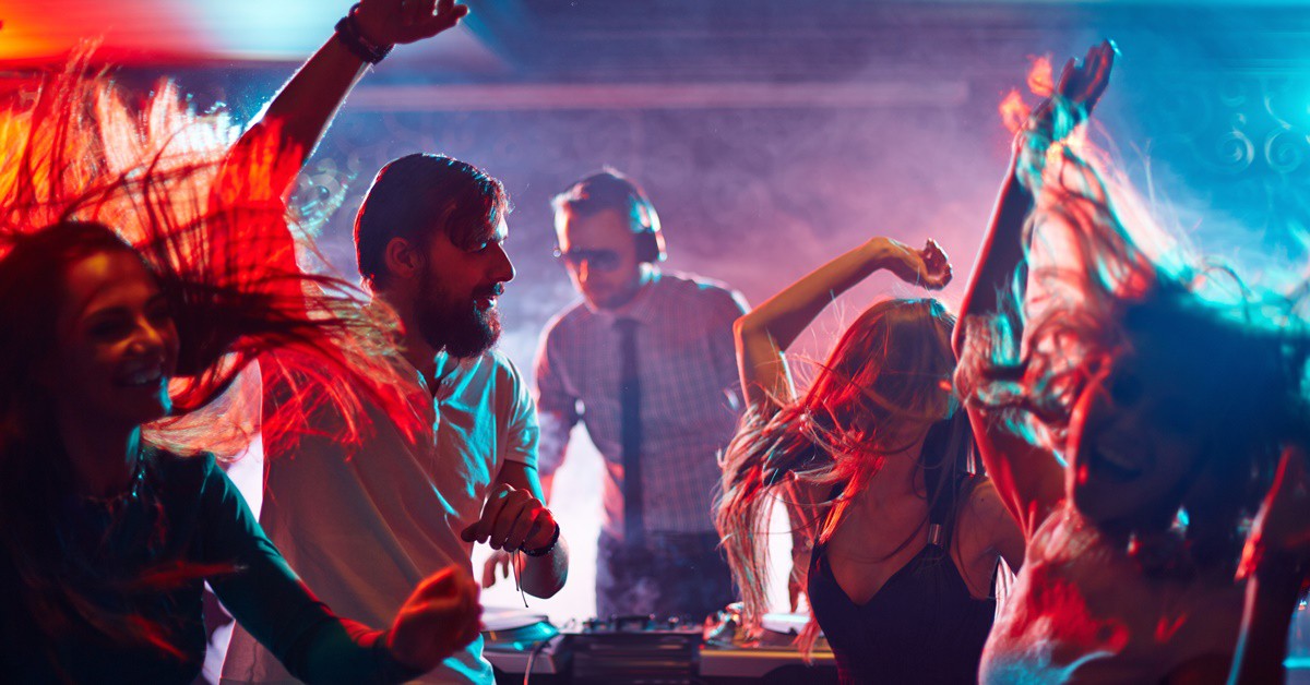 Grupo de amigos en una discoteca. Shironosov (iStock)