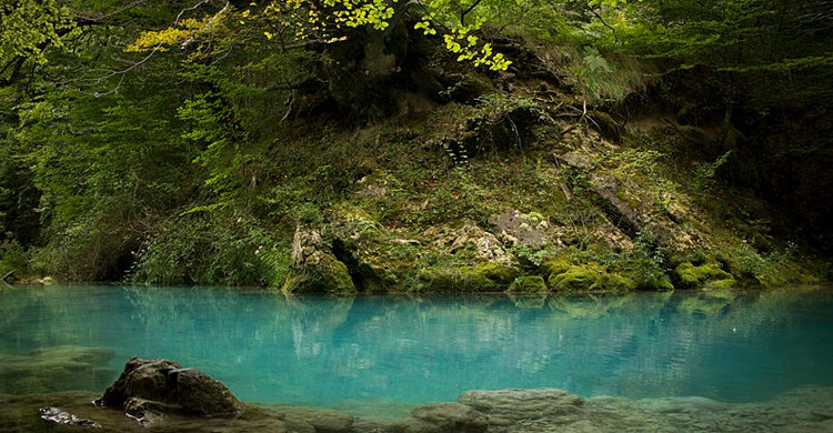 El río Urederra cerca de su nacedero (Bea.miau, Wikipedia)