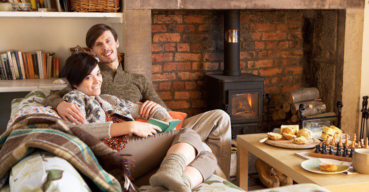 Enamorados en una casa rural. Omgimages (iStock)