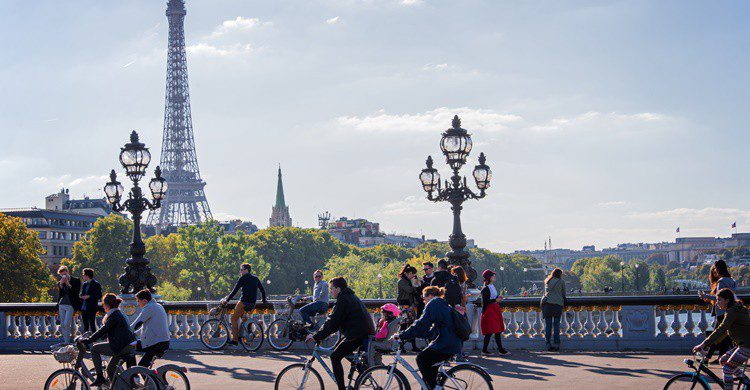 Ciclistas sobre el Sena. Delpixart (iStock)