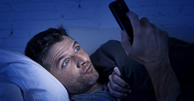 Hombre usando el móvil. OcusFocus (iStock)