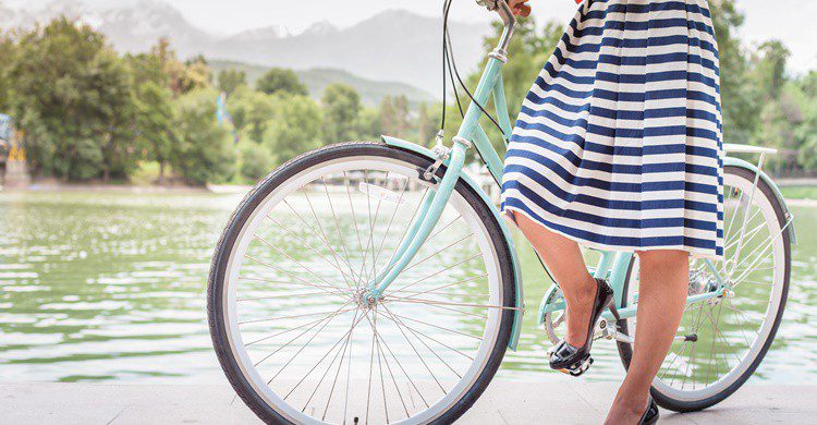 Mujer en bicicleta. Pilin_Petunyia (iStock)