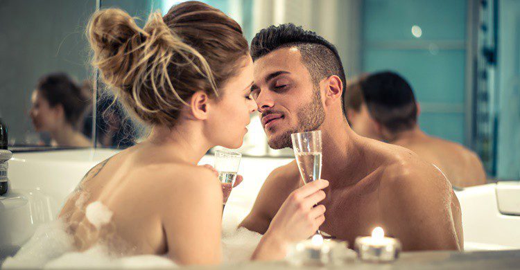 Pareja en jacuzzi. Oneinchpunch (iStock)