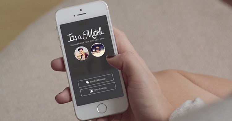 Mujer usando Tinder en su móvil.