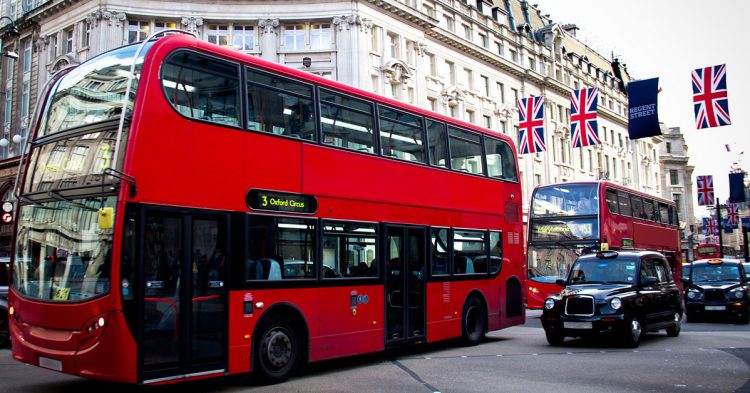 Calle y autobús de Londres. MarcoGovel (iStock)