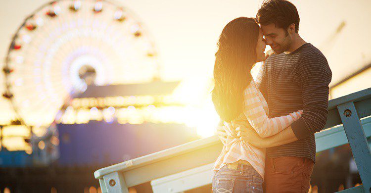 Chica y chico en un parque de atracciones. Rez-art (iStock)