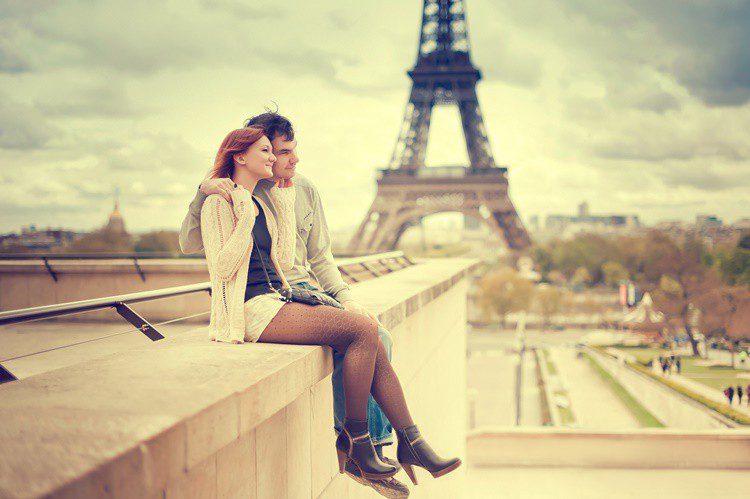 Pareja en París. NataliaDeriabina (iStock)