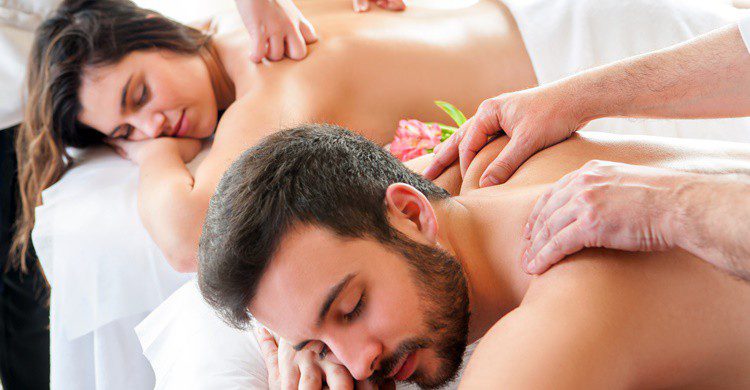 Pareja relajándose con un masaje. Karelnoppe (iStock)