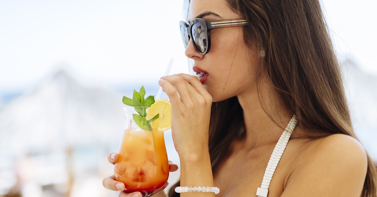Mujer bebiendo un cocktail. Nd3000 (iStock)