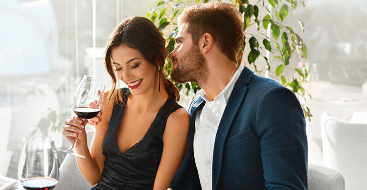Enamorados y vino, una buena combinación. Puhhha (iStock)