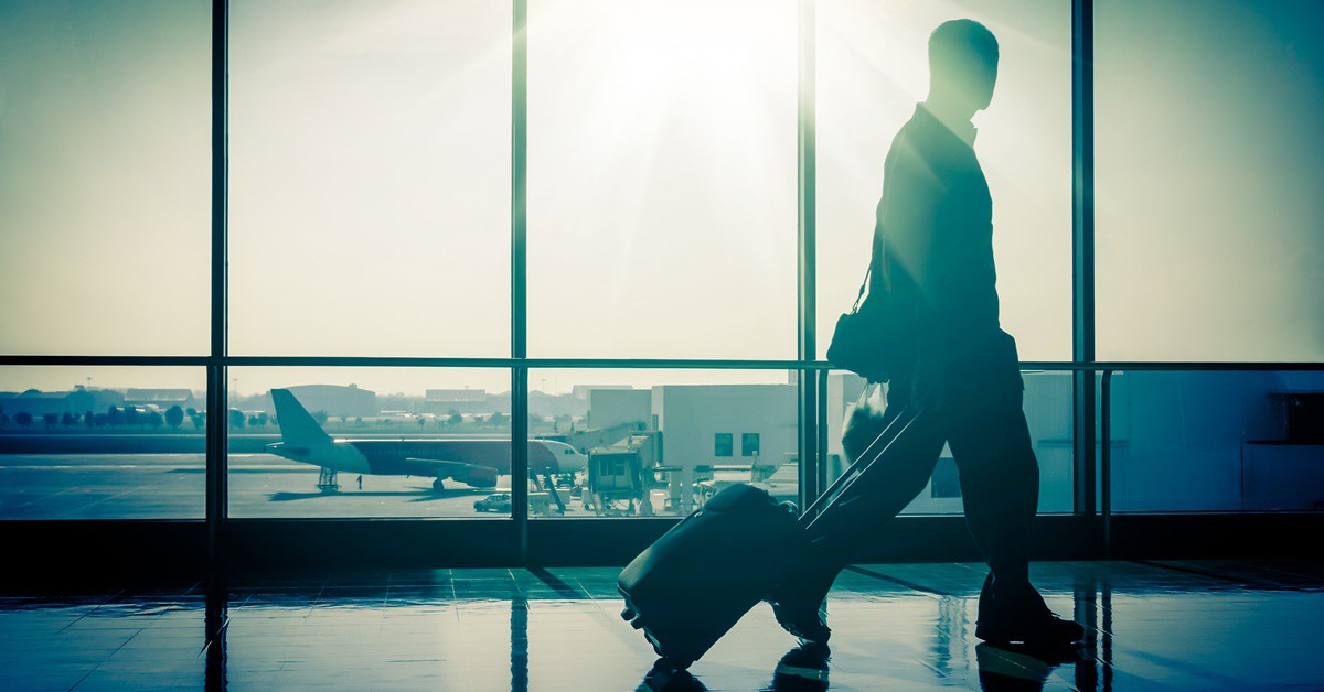 Hombre en el aeropuerto. ViewApart (iStock)