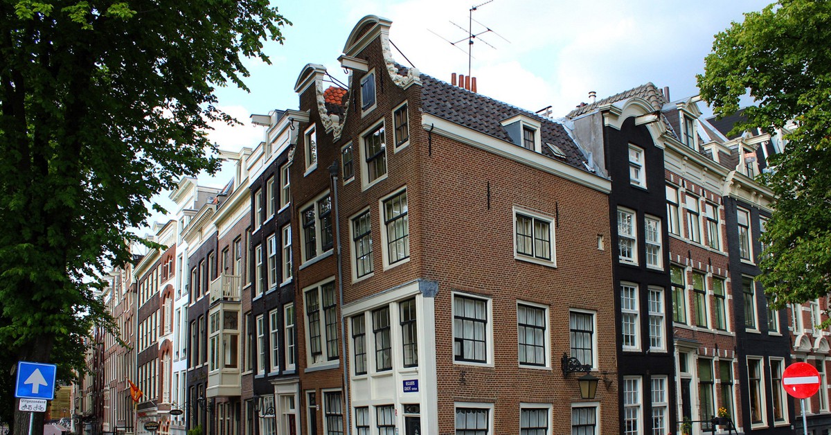 Esquinazo de casas torcidas (Nine LaMaitre, Foter)