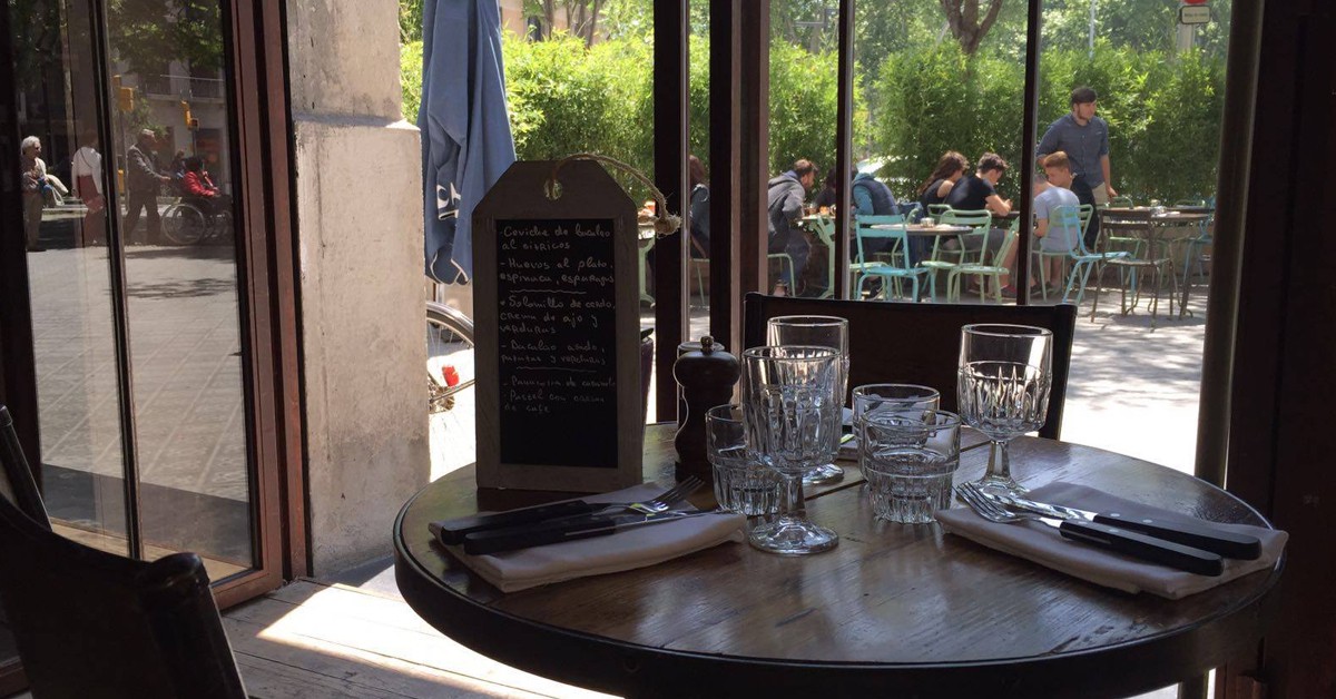 Mesa con vistas a la calle (Café Búho Barcelona)