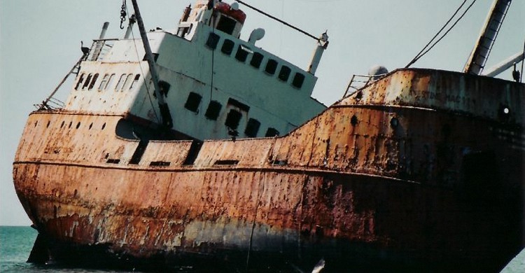 Barco encallado (ClatieK, Foter)