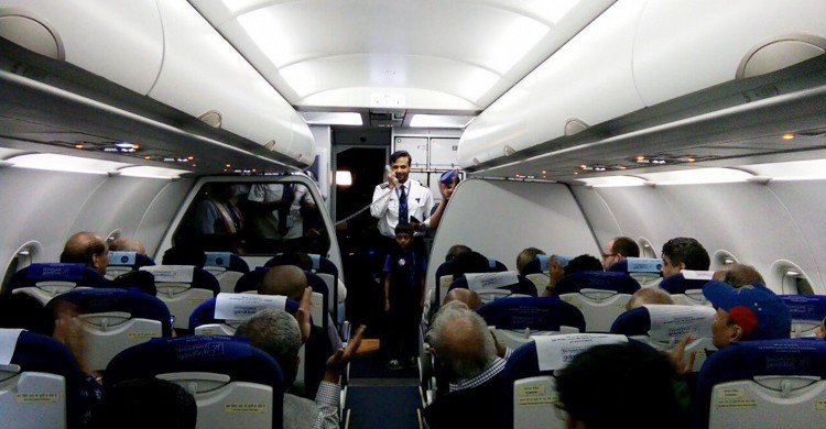 Pasajeros aplaudiendo (IndiGo, Facebook)