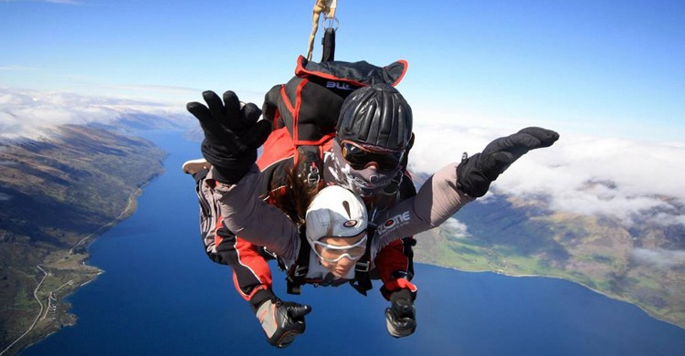 Fanclub en paracaidas (Jetstar, Facebook)