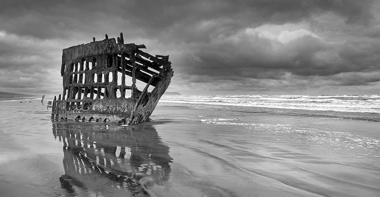 Peter Iredale en blanco y negro (The Knowles Gallery, Foter)