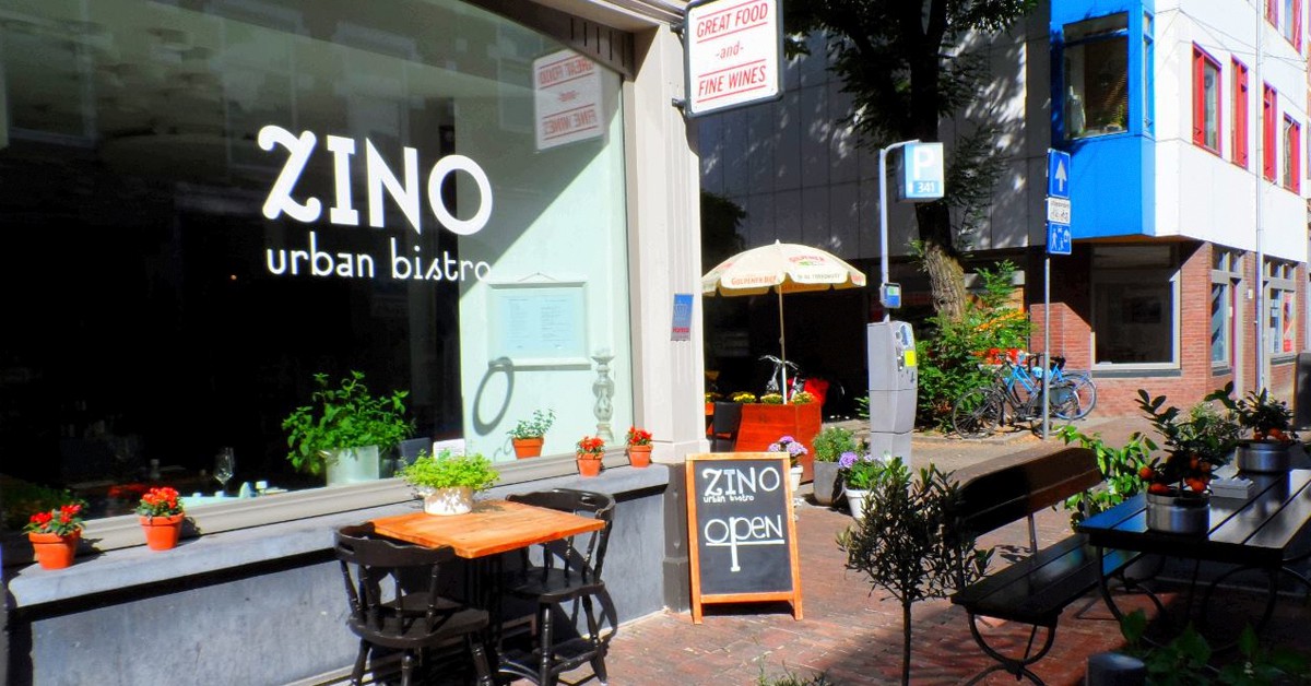 En la puerta de Zino (Zino Urban Bistro, Facebook)