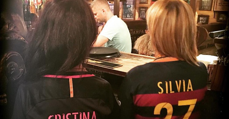 Aficionadas en el bar (La Taverna de Barcelona, Facebook)