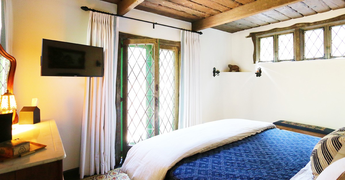 Dormitorio principal de la casa de Beverly Hills (lacurbed.com)