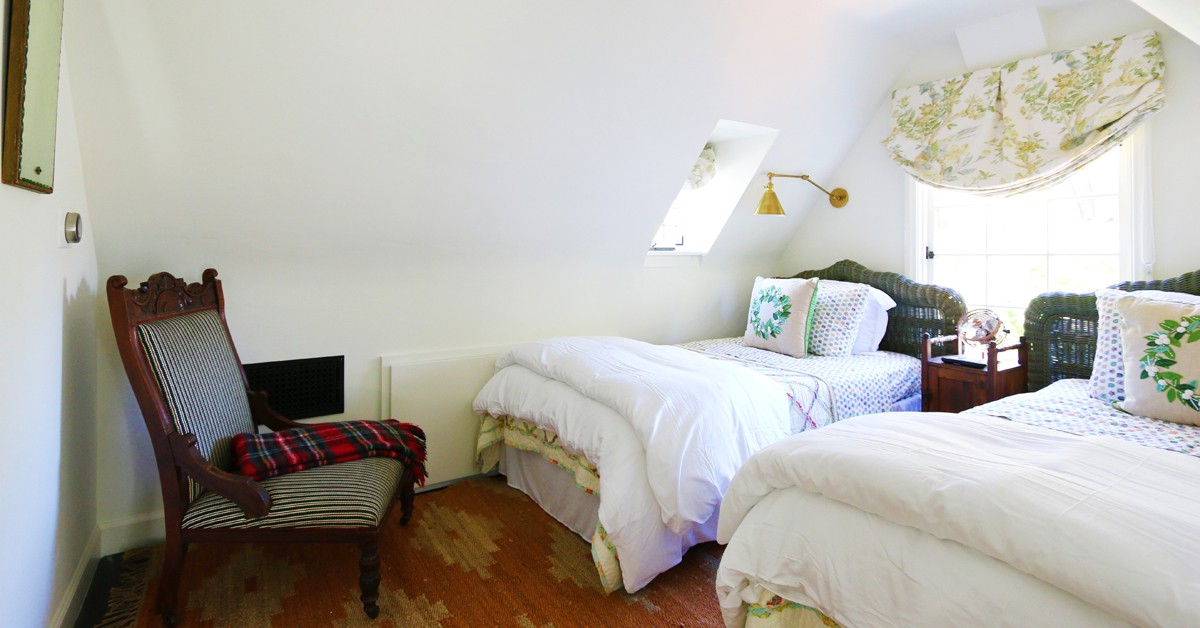 El otro dormitorio tiene dos camas (la.curbed.com)