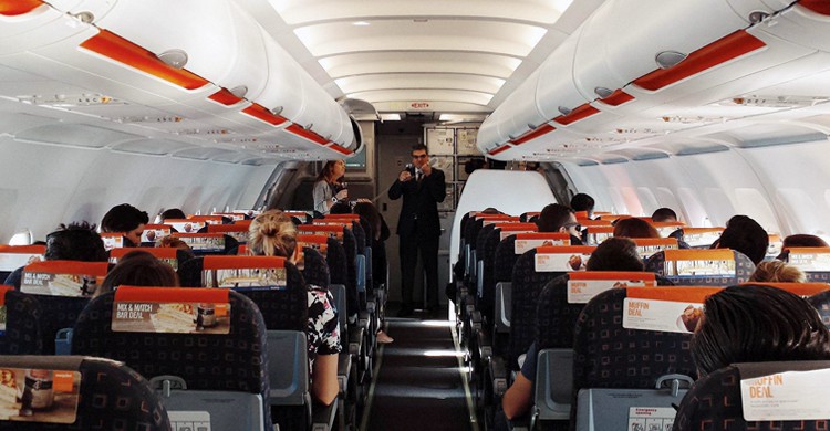 Dando instrucciones (easyJet, Facebook)