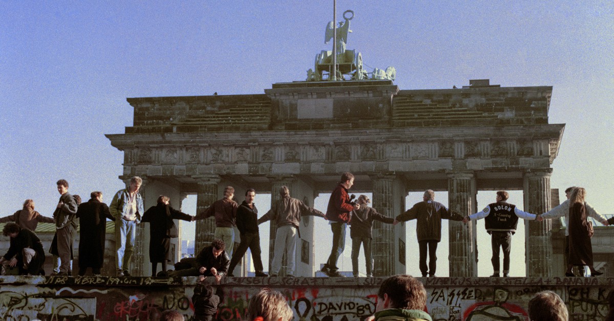 Alemanes celebrando la caída del muro de Berlín (AP Photo, Thomas Kienzle)