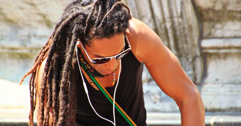 Foto de un varón con rastas
