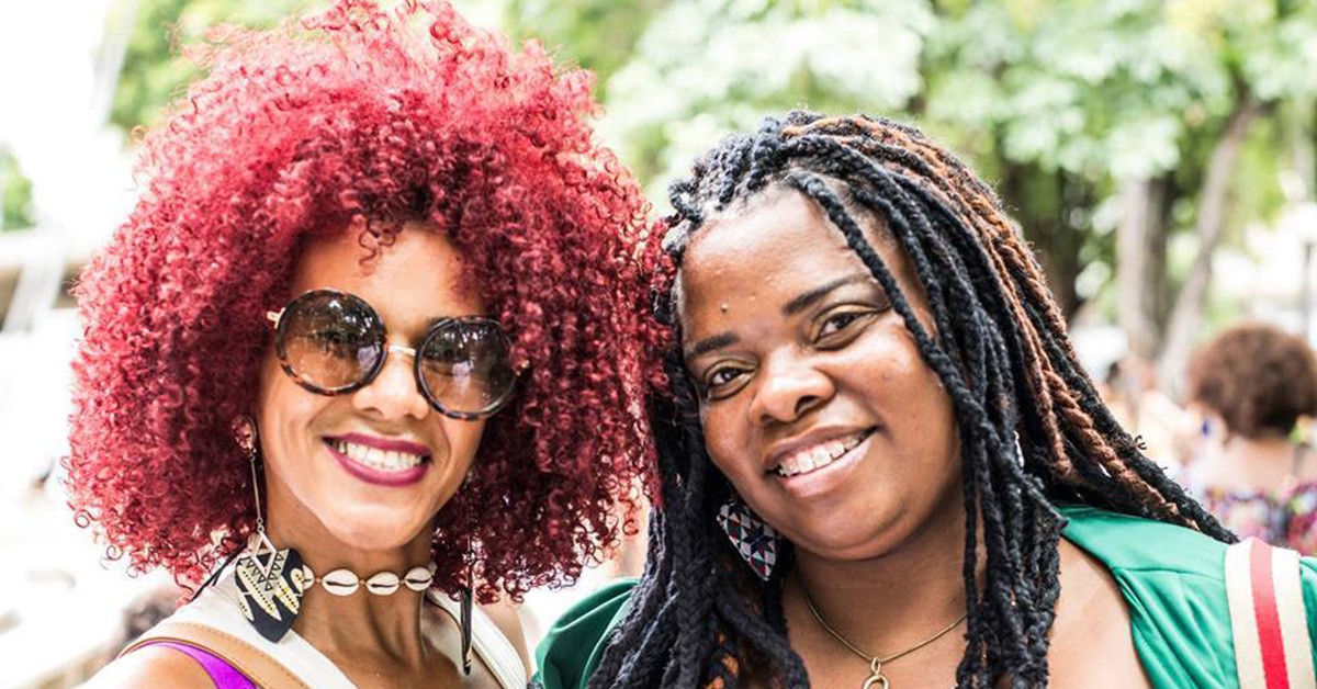 Dos mujeres brasileñas con el pelo afro