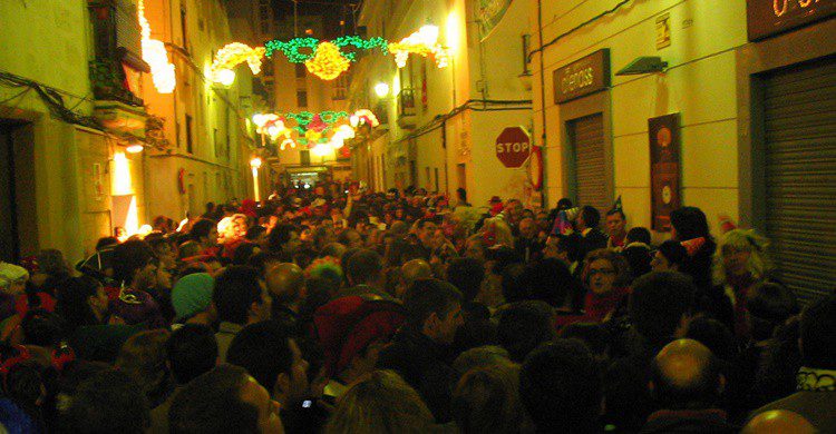 Calle de Cádiz, llena de gente por la noche. Juan Fernández (iStock)
