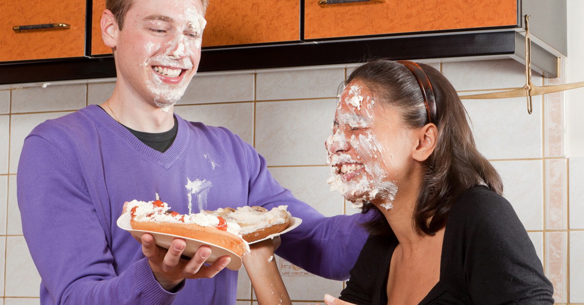 Dos chicos se tiran tartas a la cara