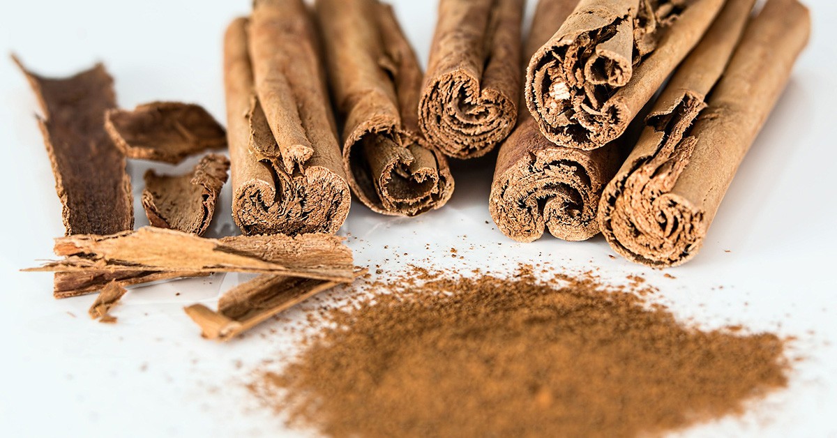 Ramas de canela y canela en polvo