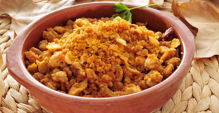 Plato de migas extremeñas. Nito100 (iStock)