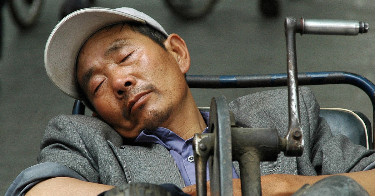 Hombre chino durmiendo en la calle