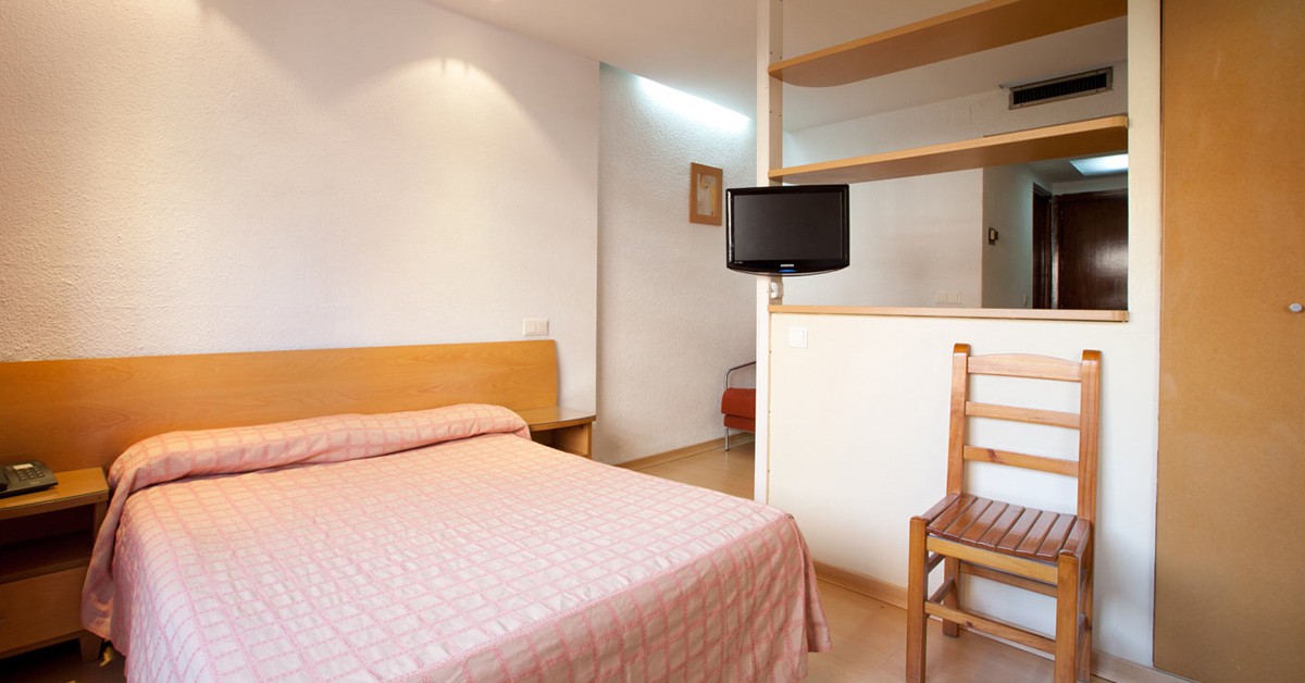 Foto de una de las habitaciones de los Apartamentos Orión