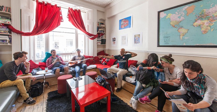 Zona común típica de los hostels de Londres Reunión en las zonas comunes en el hostel Astor Queensway