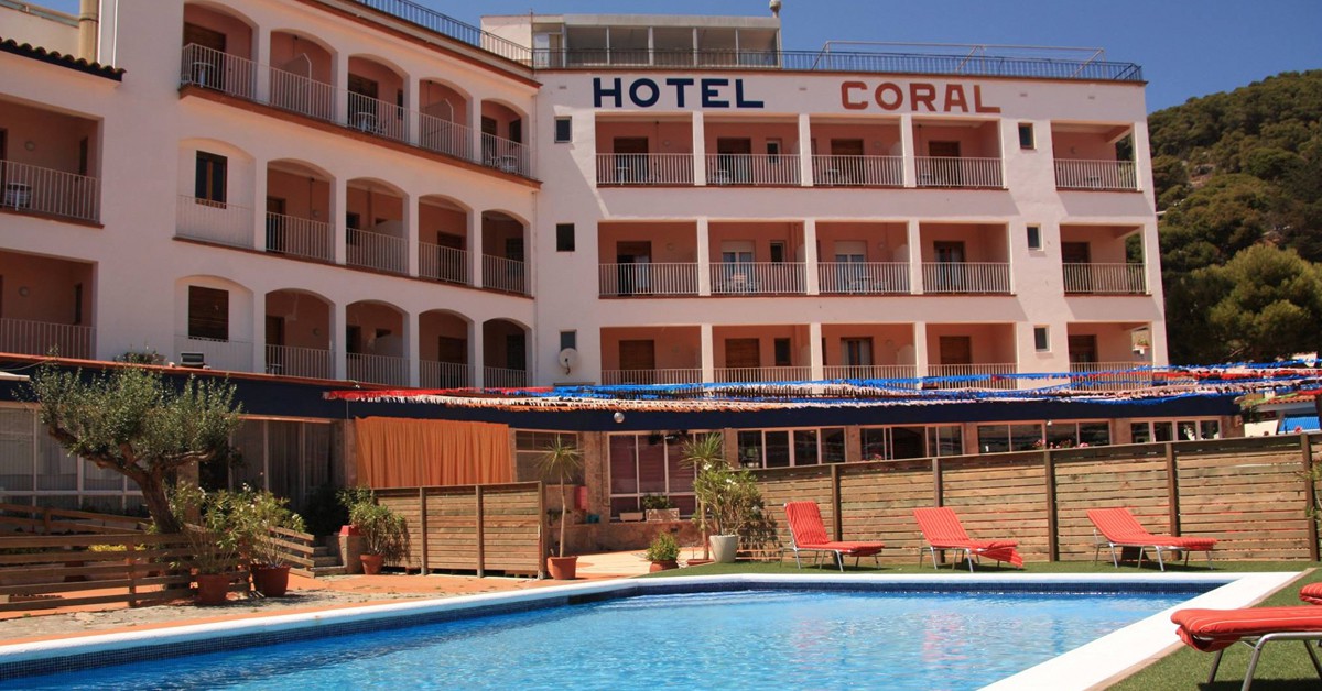 Imagen de la terraza y la piscina del hotel Coral 